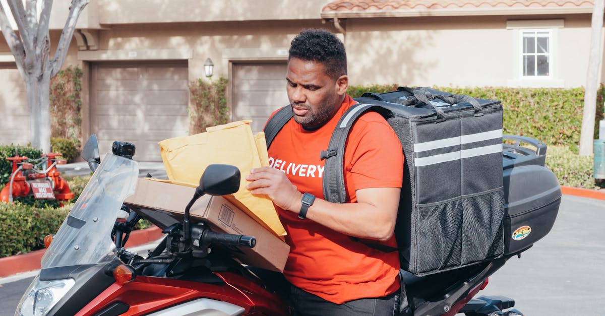 Entregador profissional em moto realizando entregas de encomendas na cidade