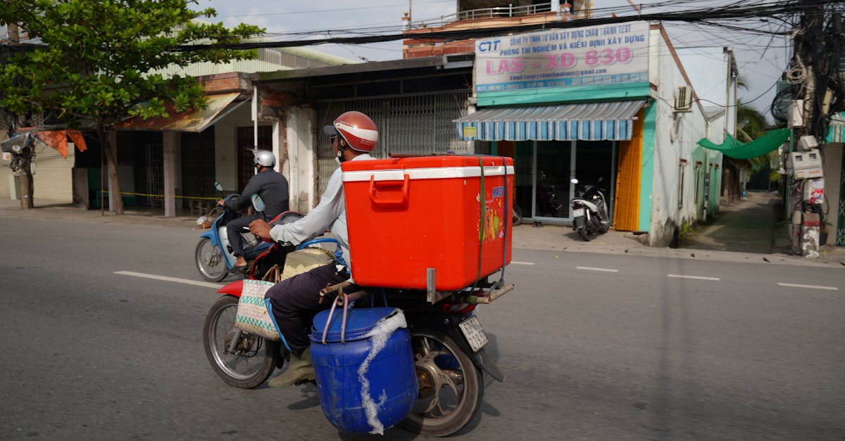 Pessoa pilotando moto de entrega com cuidado em via urbana demonstrando segurança no trânsito