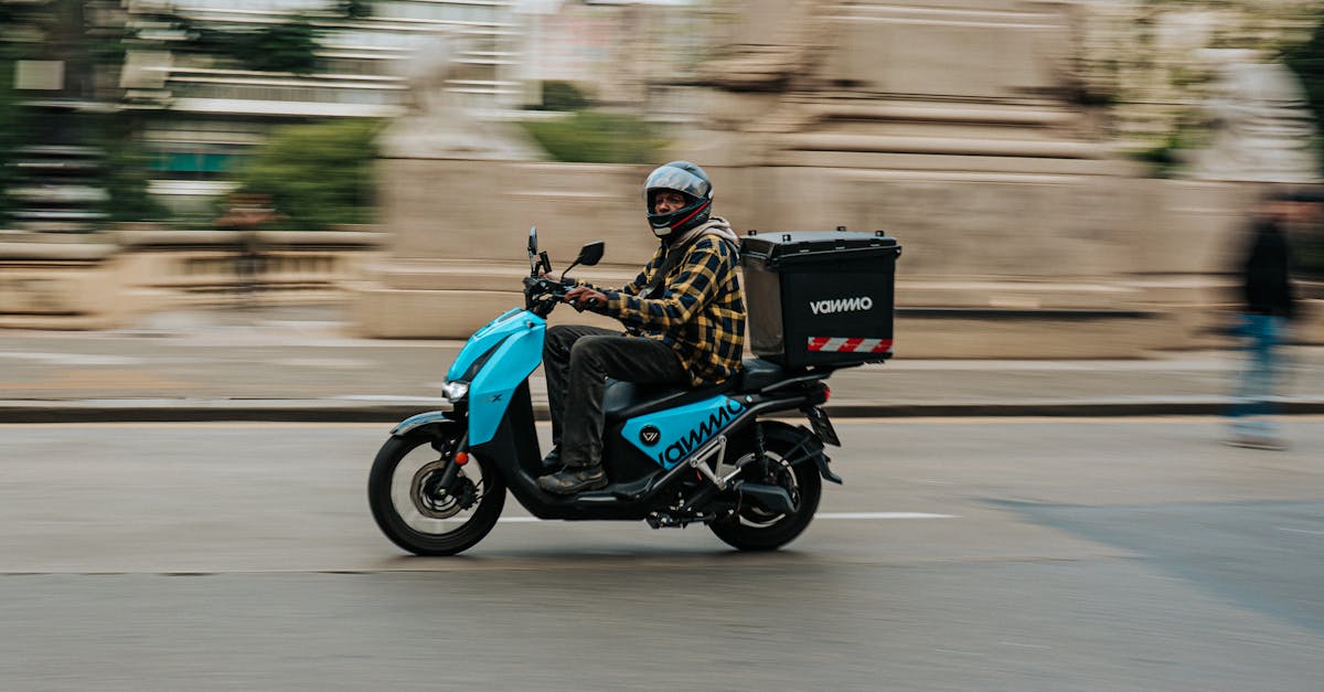Entregador pilotando scooter rapidamente em via urbana durante entrega