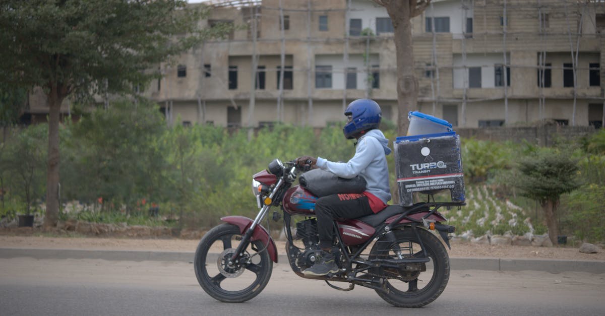 Entregador de moto com bag de entregas em rua urbana demonstrando uso correto de equipamentos de segurança