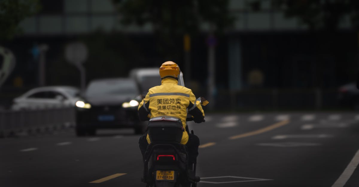 Entregador urbano usando jaqueta amarela de alta visibilidade pilotando moto com segurança