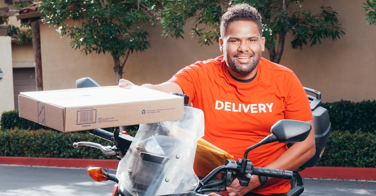 Entregador sorridente em moto com bag de entregas