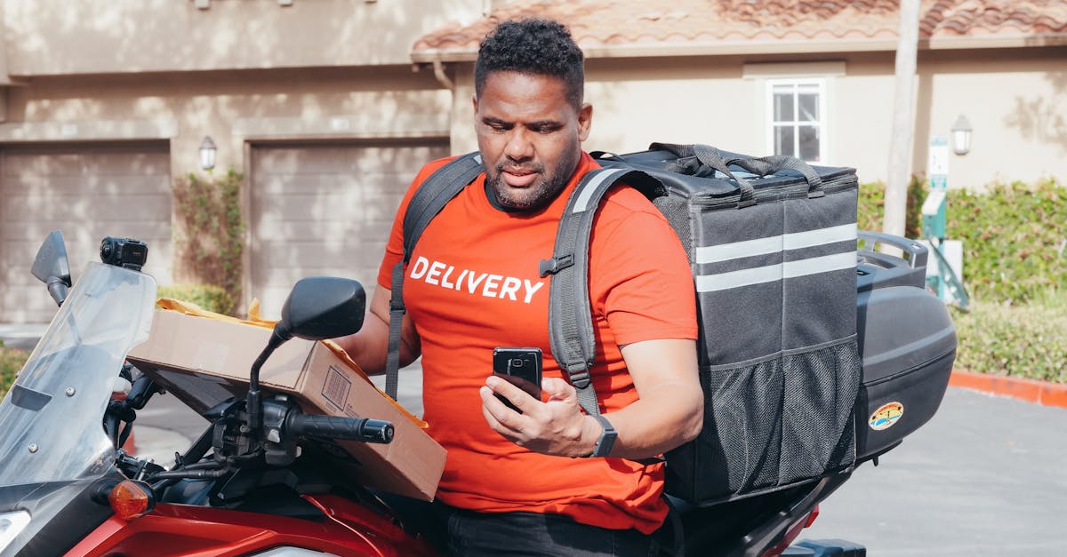 Motoboy com bag de entregas e equipamentos de segurança prontos para trabalhar