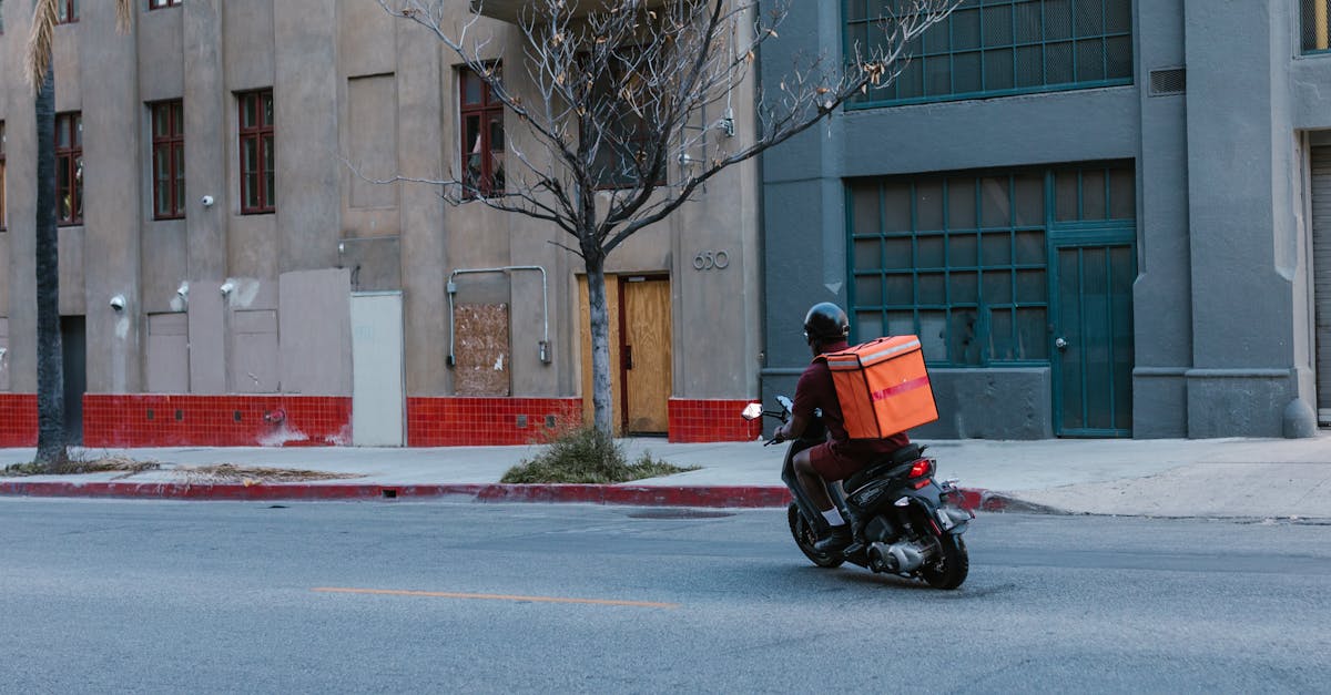 Entregador de moto em rua movimentada realizando entrega de alimentos