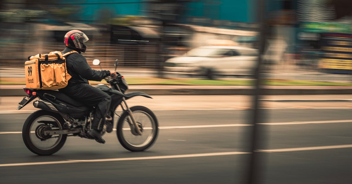 Entregador de moto em alta velocidade nas ruas da cidade realizando entregas por aplicativo