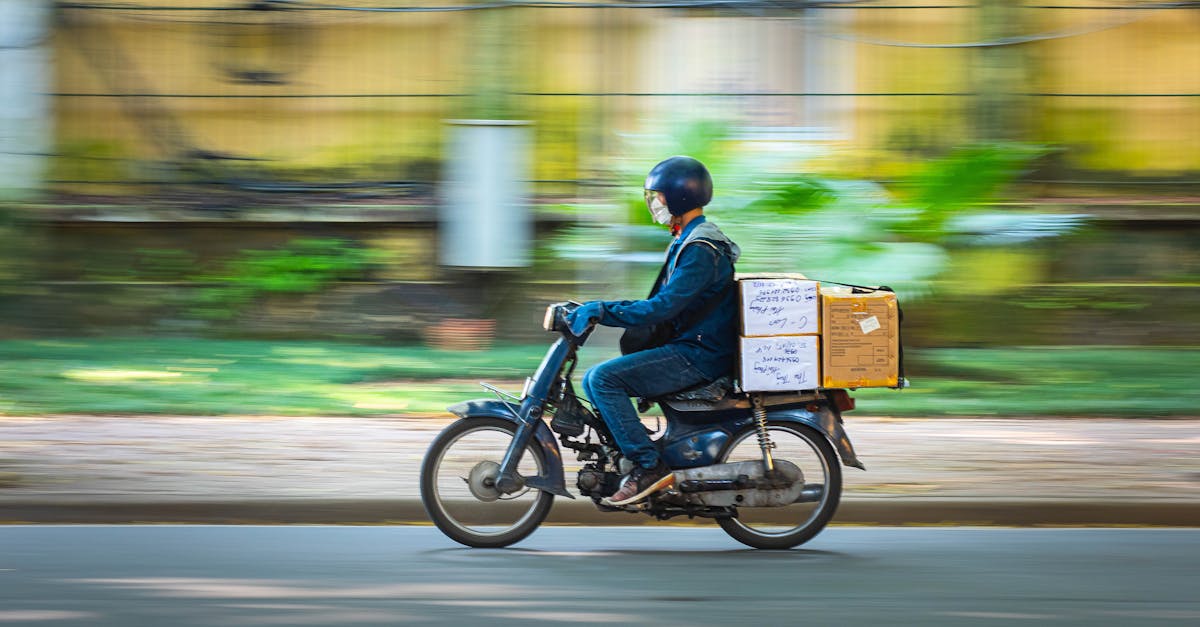 Motociclista entregador acelerando entre ruas urbanas com pacote para entrega