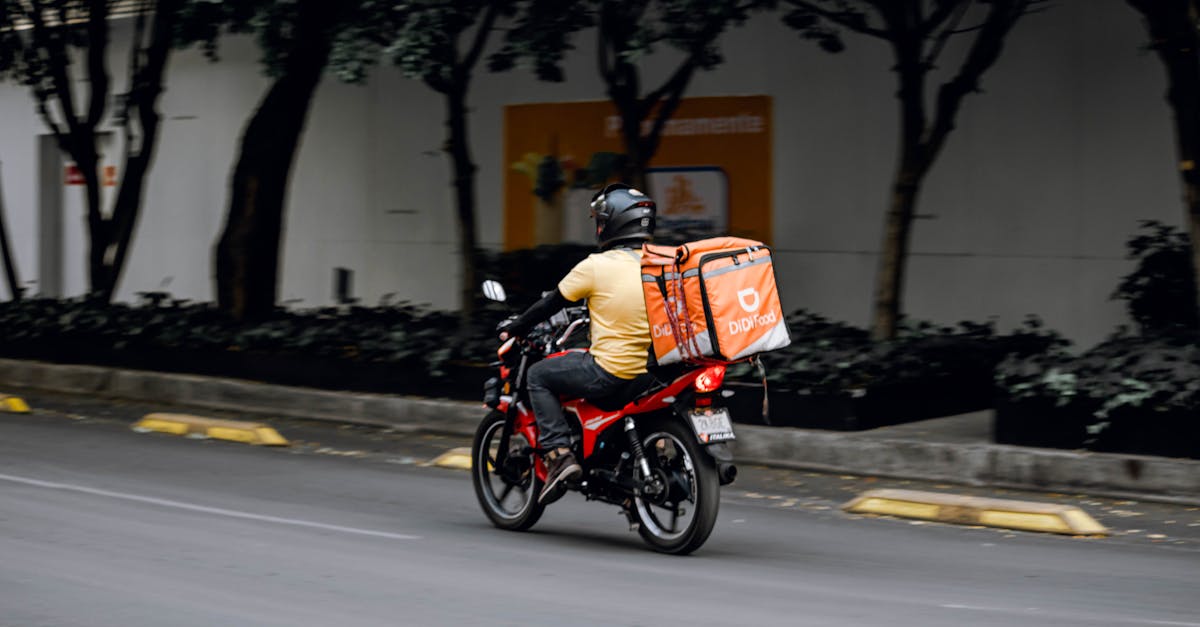Entregador de moto com equipamentos de segurança durante entrega urbana