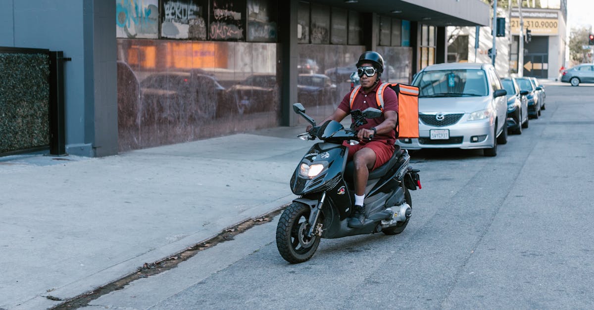 Entregador profissional em scooter realizando entregas urbanas